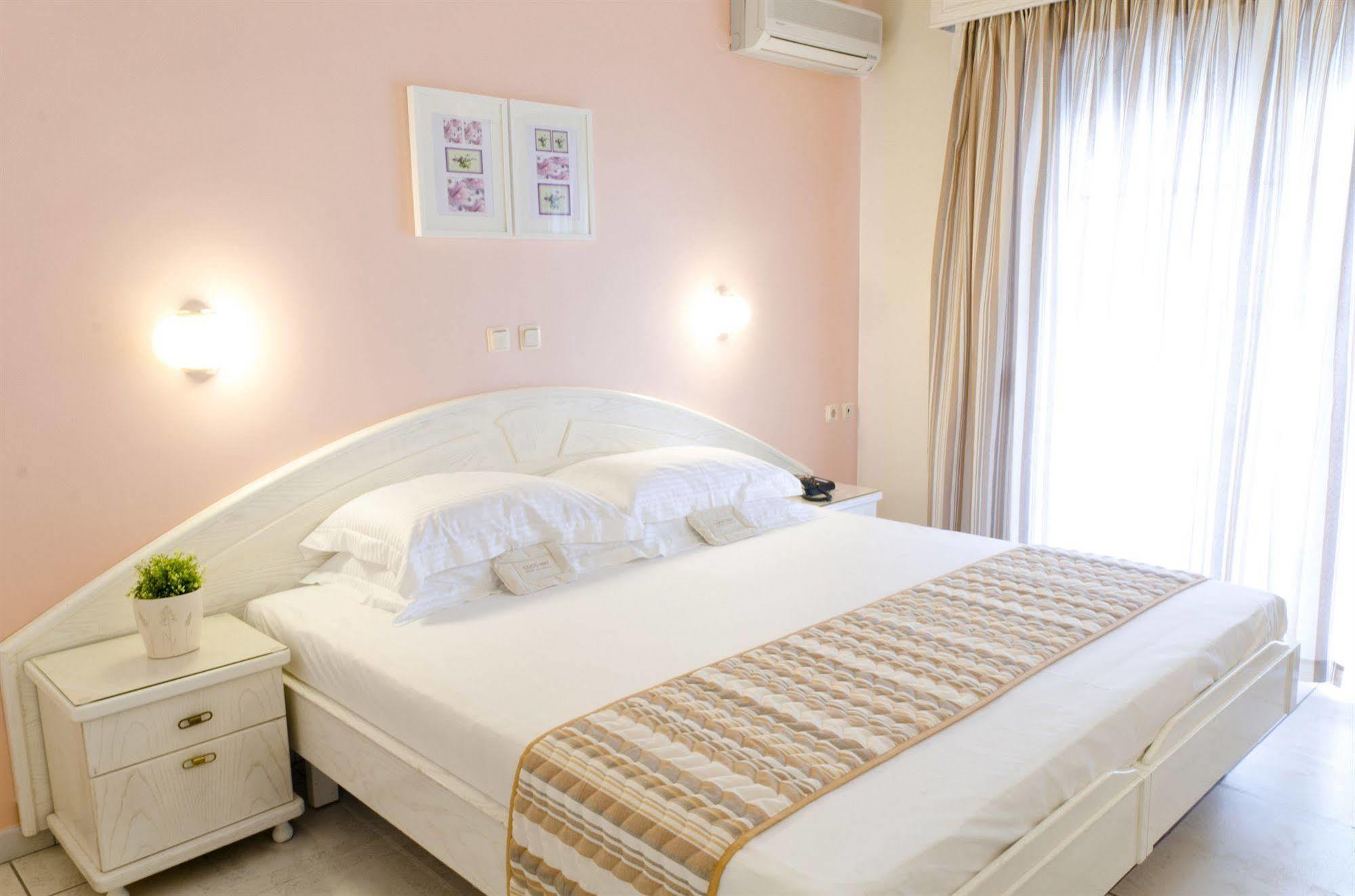 Hotel Strass Paralía Eksteriør bilde